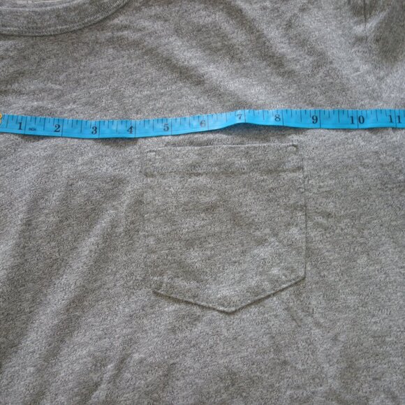 Gap Size XL Made in Vietnam Grey T-Shirt with front Pocket - Picture 3 of 13